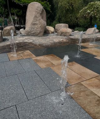 Víte, co jsme dnes slyšeli na koupališti? 💦☀️ Chlapeček: “Mamí, mně ty boty padají z nohy.” Maminka: “Lepší než aby Tě...